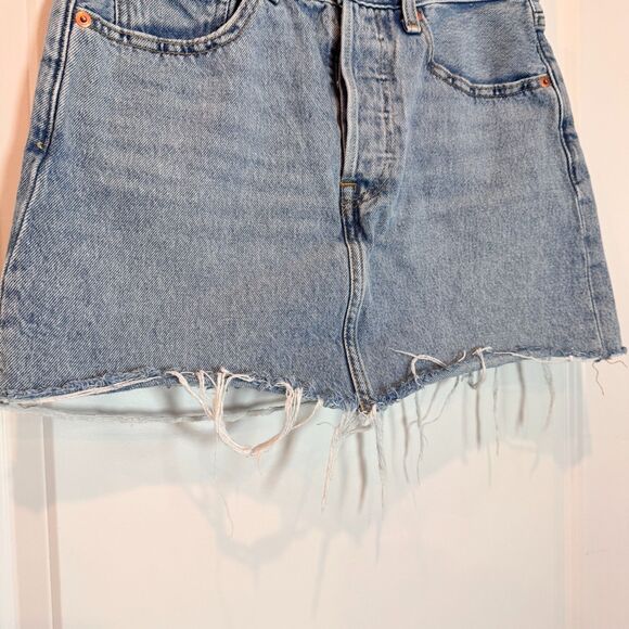 Levi's Icon Denim Mini Skirt Woven Minutes Sz 27 Button Fly - Picture 6 of 9